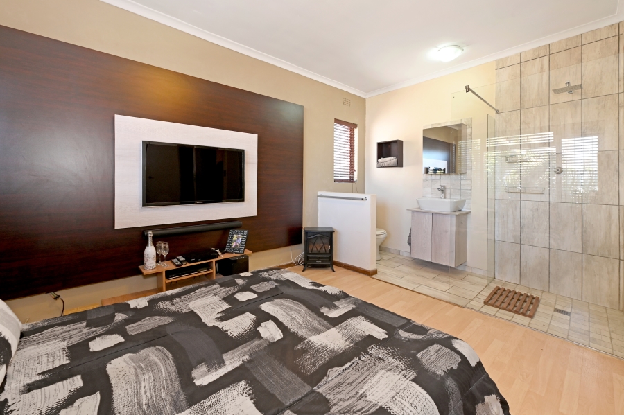 6 Bedroom Property for Sale in Welgelegen Western Cape